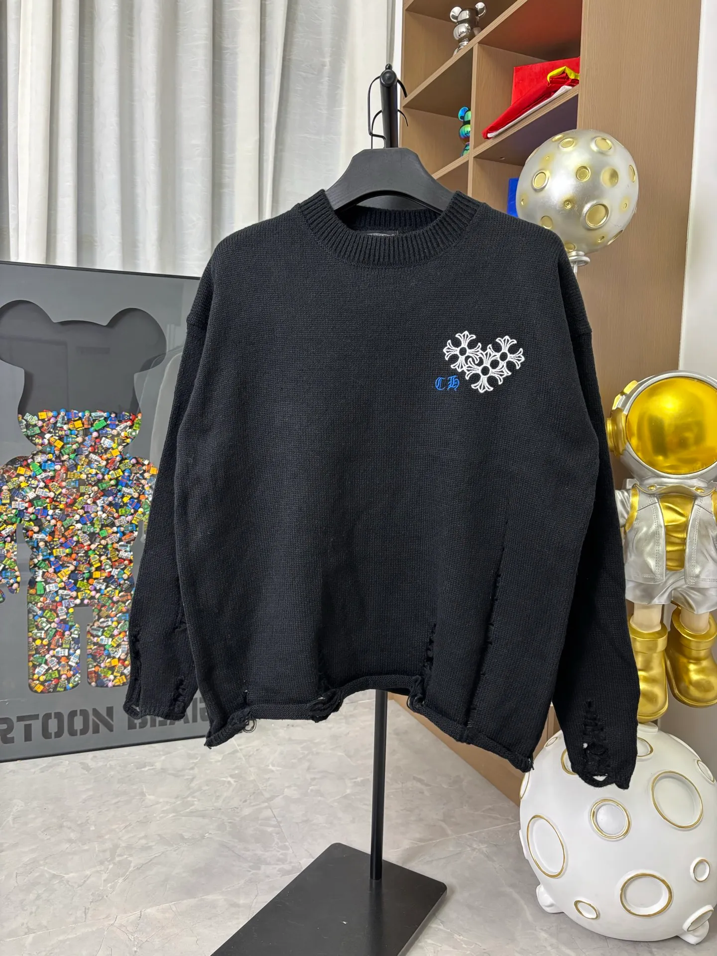 P250 model number: DC201# Chrome Hearts CH Chrome Hearts embroidered disc Sanskrit cross hole knitted sweater pullover Chrome Hearts grinding hole craftsmanship The upper body is loose and stylish The hem is expanded and casual design makes fat people slim to the extreme, thin people have limited height and class ZP printing 1:1 perfect restoration Looks good when worn alone Can be easily worn by men and women The holed sweater is cool and rustic It's so elegant. The design is hollow and casual, yet trendy and has an indescribable sense of fashion!  Color: Black Beige Gray Size: S M L